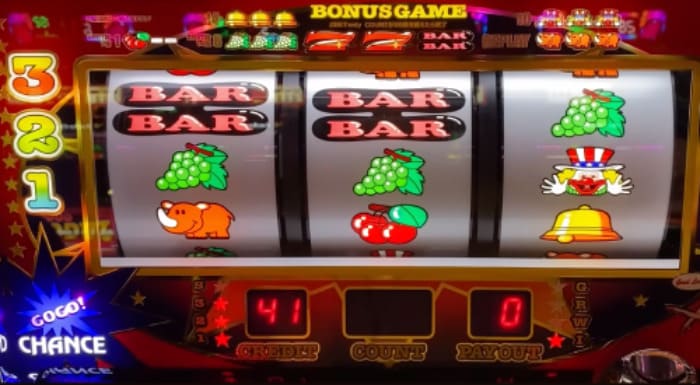 ジャグラーのリール上に並ぶ7とBARのシンボル
